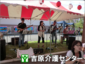 生バンド演奏の様子
