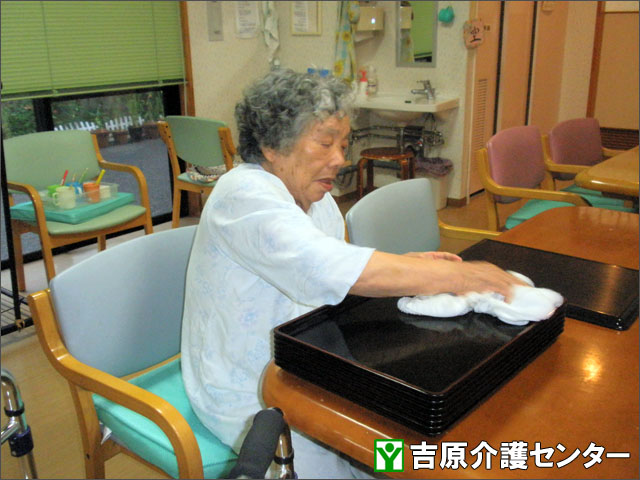お盆を拭いている様子