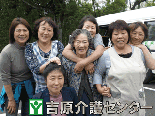 皆で笑っている写真